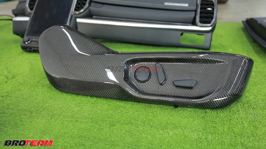 Nội thất Ford Everest Platinum nâng cấp carbon