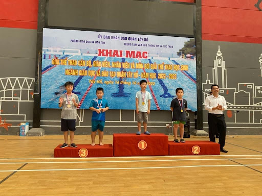 In cờ, cúp, huy chương giải thể thao quận tây hồ