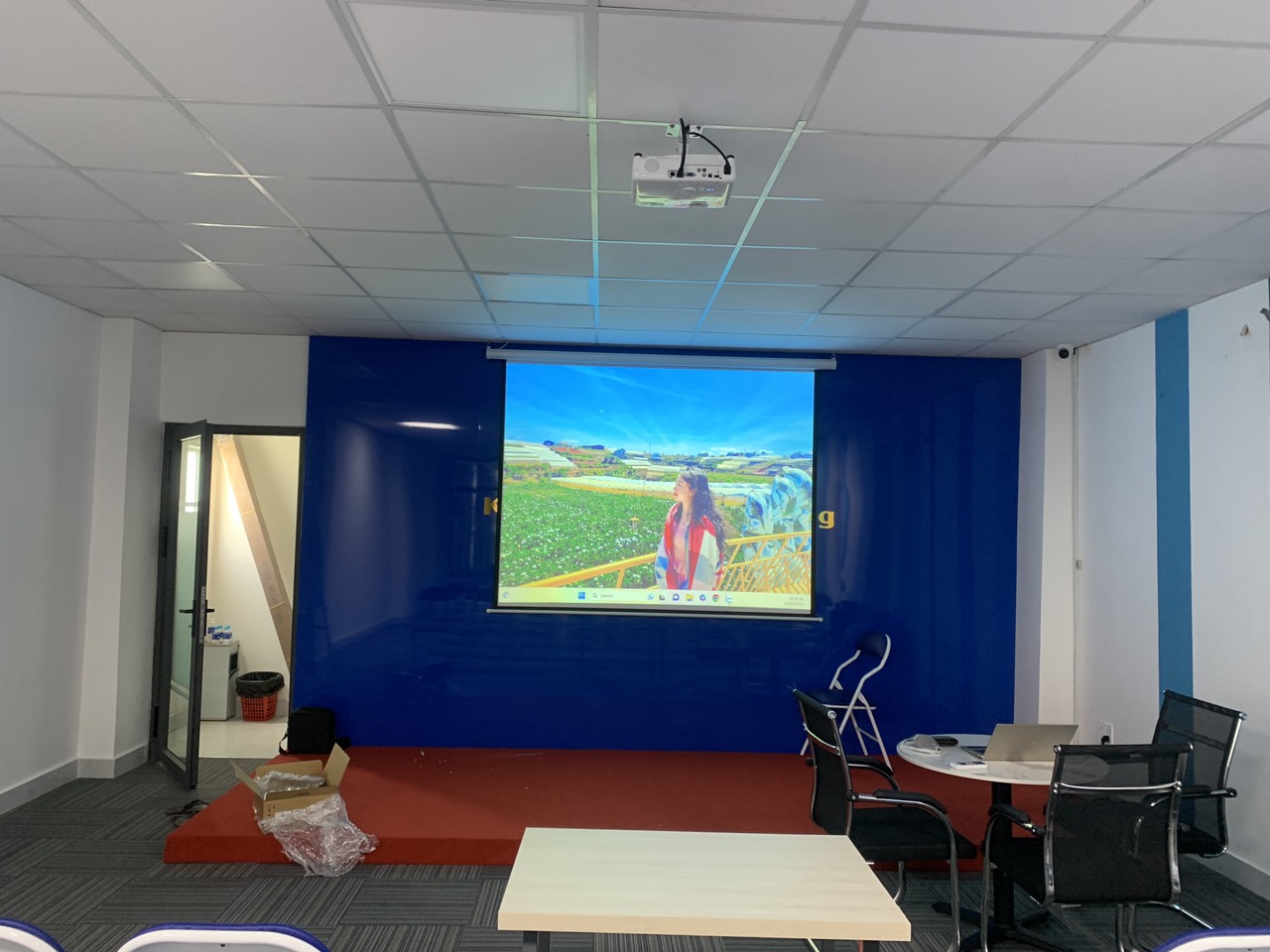 Thuê Máy Chiếu Giá Rẻ Tại Hà Nội: Hỗ Trợ Cho Presentations