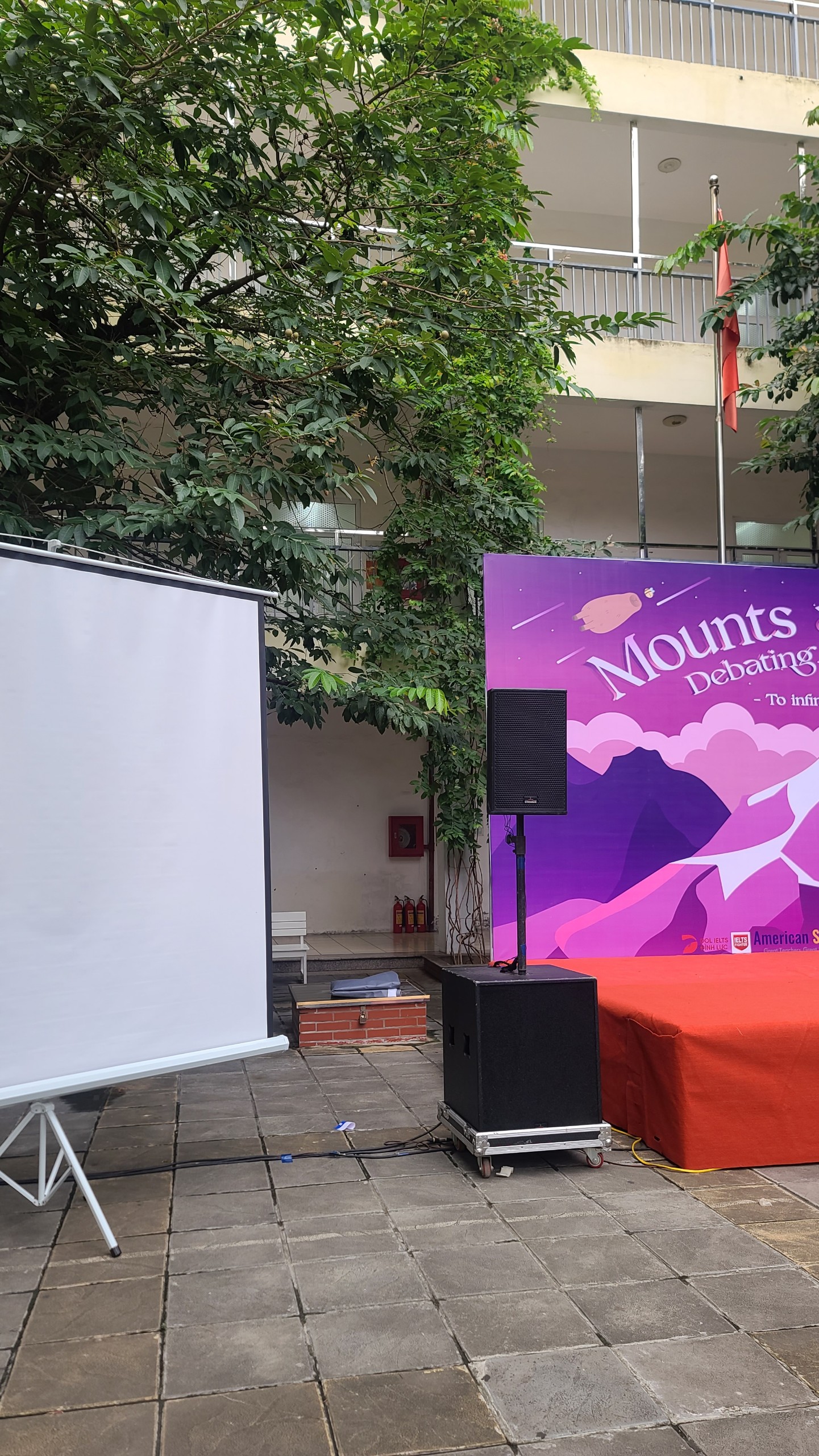 thuê máy chiếu ngoài trời