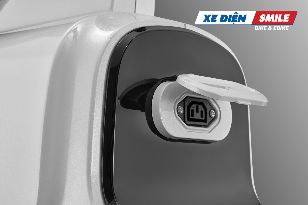 Cổng sạc của xe điện hottrend VC 2024 có nắp đậy vô cùng tiện lợi