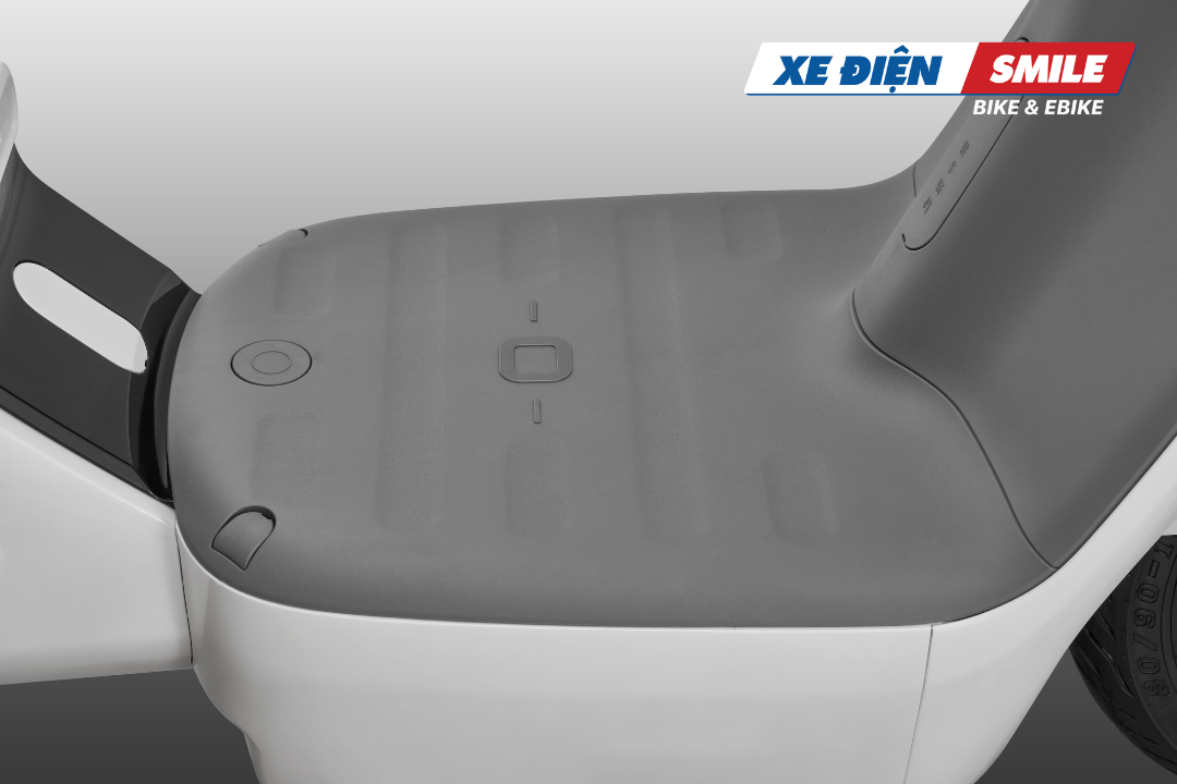 Chỗ để chân của xe điện Vc 2024 thiết kế rộng rãi, êm ái