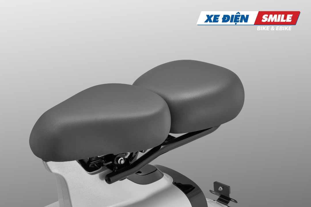 Yên xe điện thiết kế hiện đại với những đường cong mềm mại