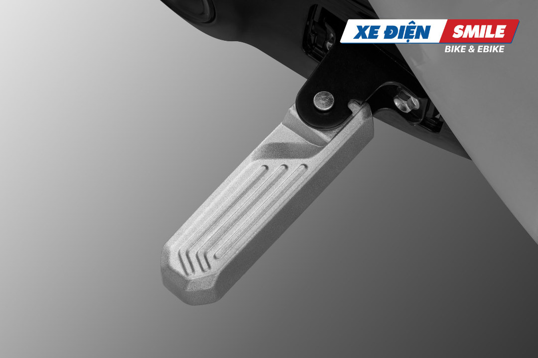 Gác chân thiết kế bo tròn với các rãnh dọc tiện lợi