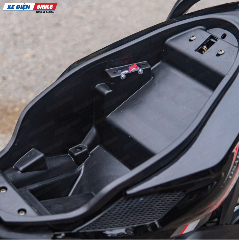 Gầm yên trang bị cốp rộng có khóa an toàn