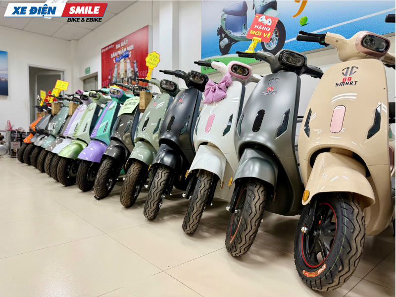 hình ảnh sản phẩm xe điện bày bán bên trong cửa hàng xe điện smile
