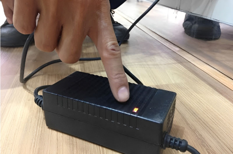 Đèn báo trên cục sạc hoạt động bất thường