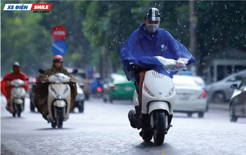 Cần tuân thủ các biện pháp đi mưa an toàn cho xe điện