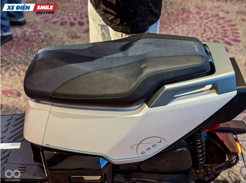 SYM PE3 sở hữu kiểu dáng vuông vức, góc cạnh