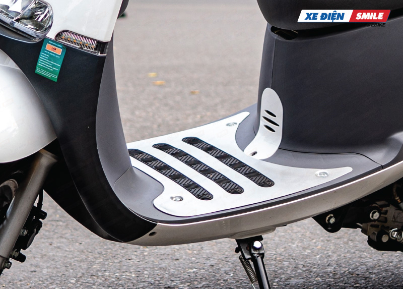 Sàn để chân rộng, có gờ chống trơn trượt