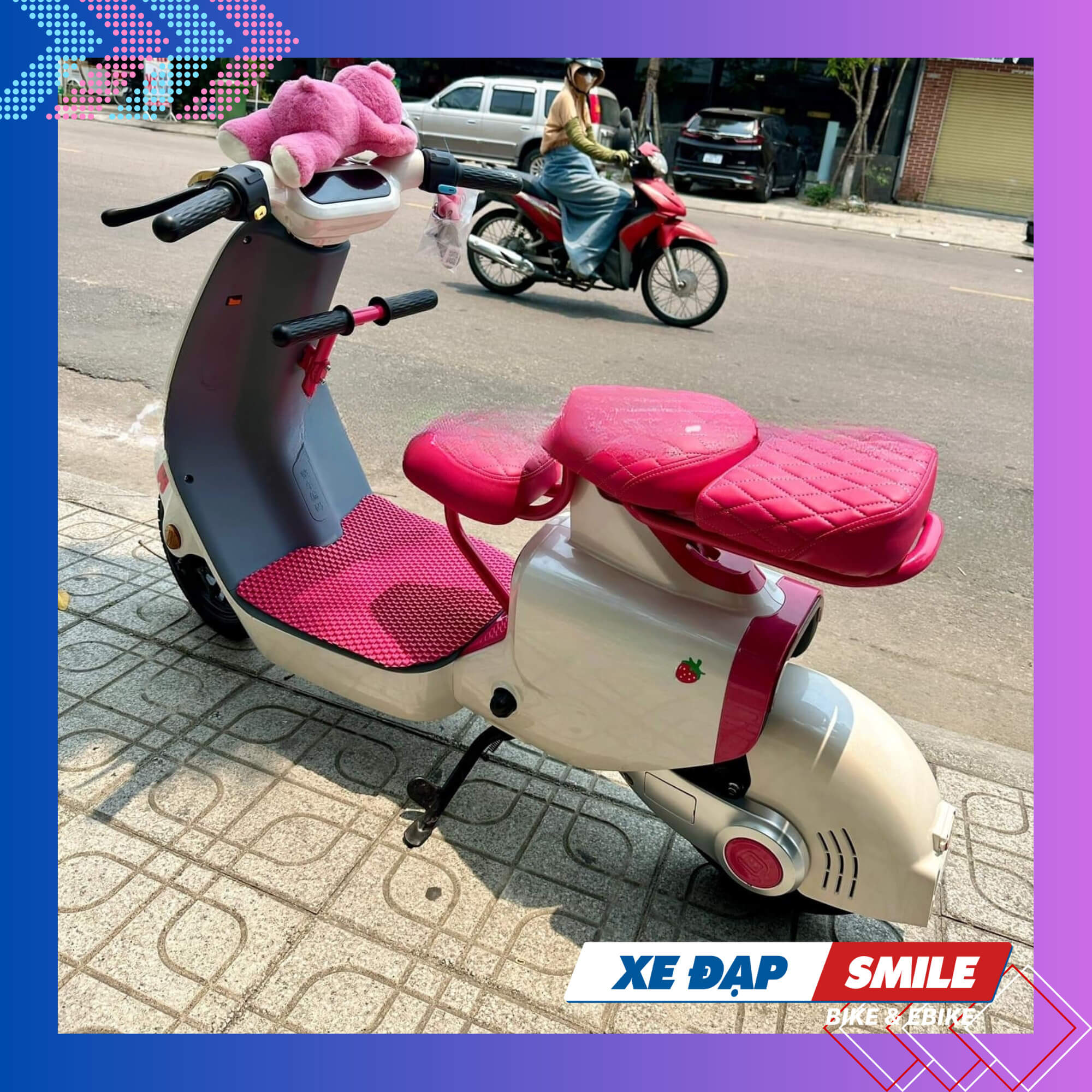 Một chiếc Xe Điện Hottrend VC hồng dâu đáng yêu, bánh bèo