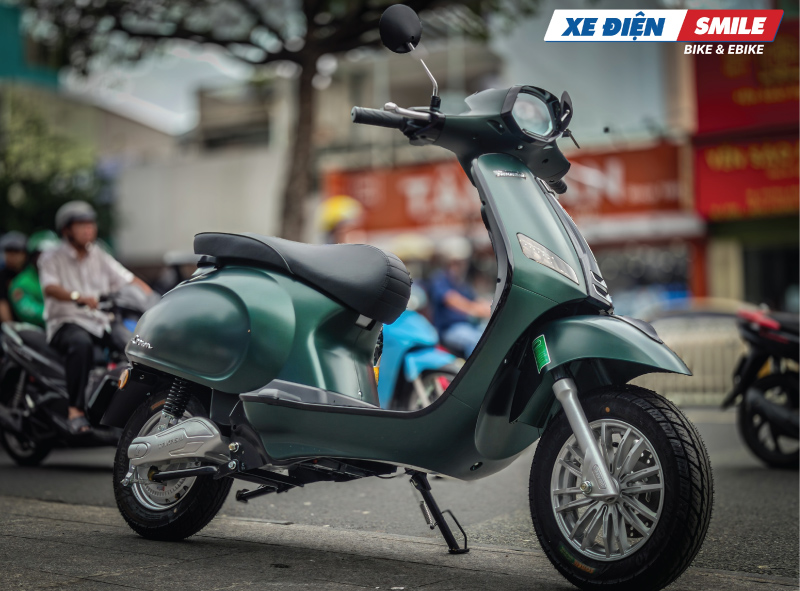 Hình ảnh xe điện Vespa Takashi Crown nhìn chéo