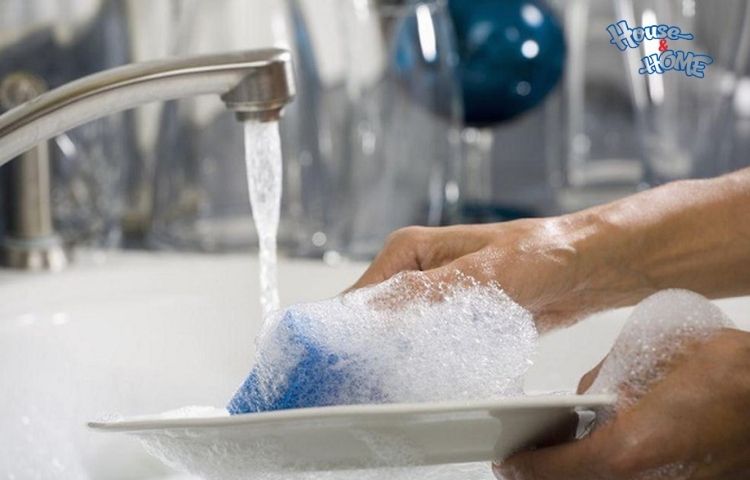 Hòa nước rửa chén với nước ấm trước khi rửa
