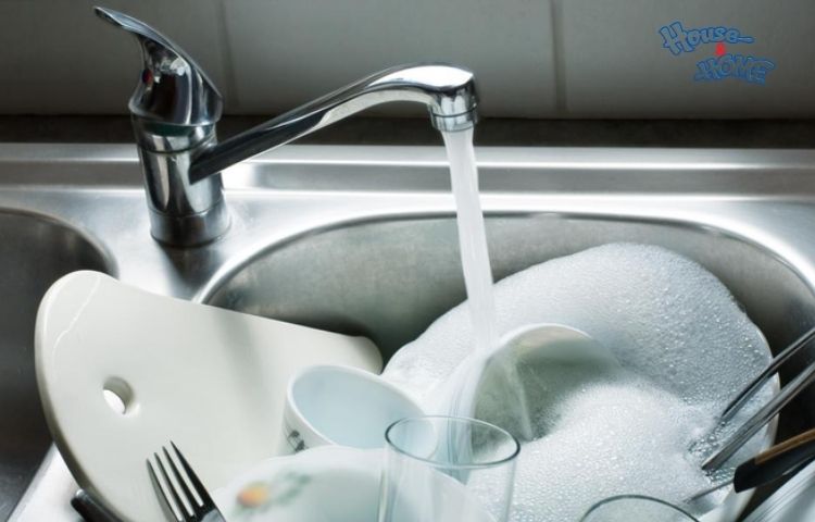 Cần phân loại bát đĩa trước khi rửa