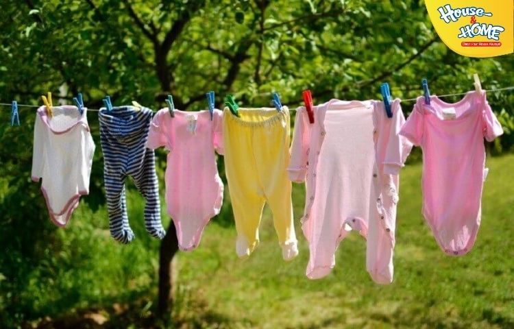 Phơi khô quần áo sơ sinh sau khi giặt