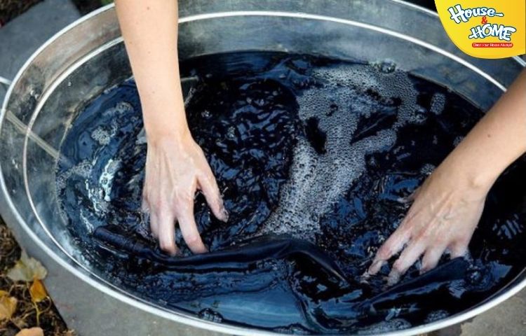 Quần jean sẽ rất dễ phai màu trong lần giặt đầu tiên