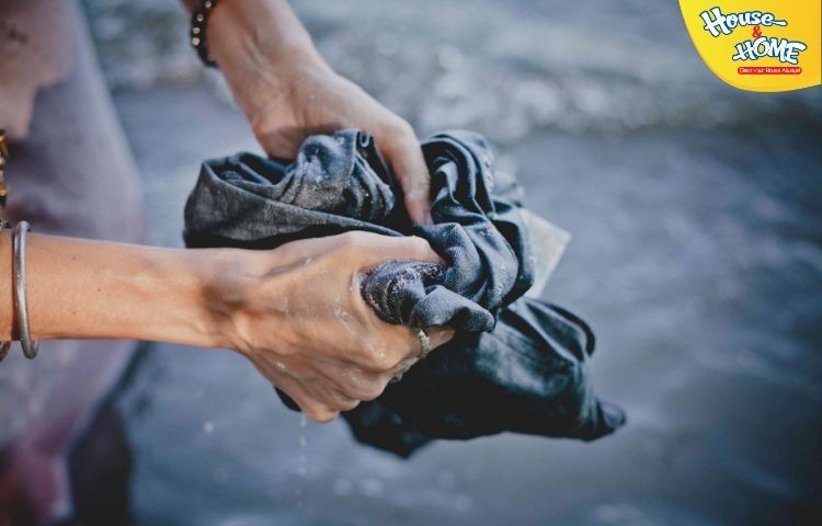 Nên giặt quần jean bằng tay