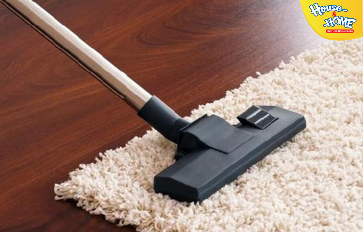 Sử dụng máy hút bụi để làm sạch thảm