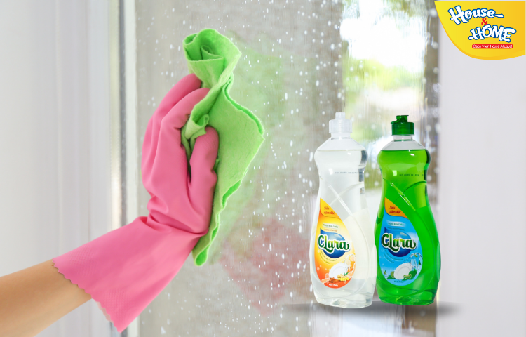 Sử dụng nước rửa chén để lau cửa kính