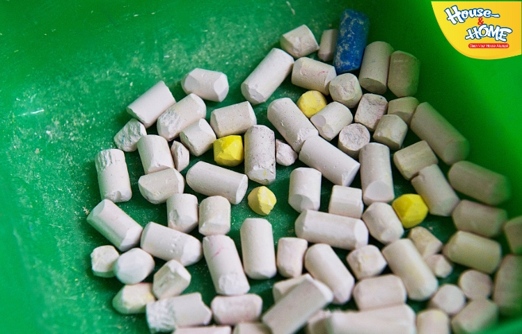 Sử dụng bột phấn để lau cửa kính