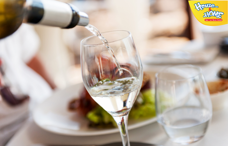 Sử dụng rượu để lau cửa kính