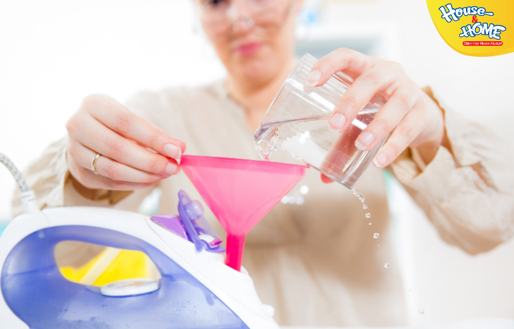 Sử dụng nước tinh khiết để tránh gây tắc nghẽn bàn là