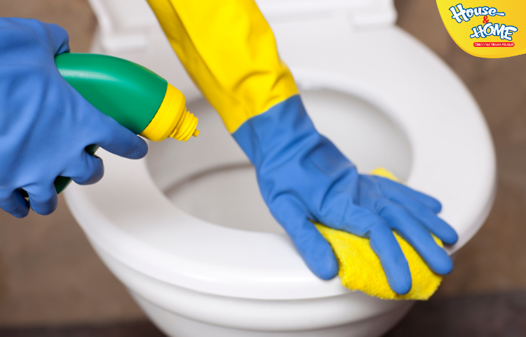 Sử dụng chất tẩy rửa chuyên dụng để làm sạch bồn cầu
