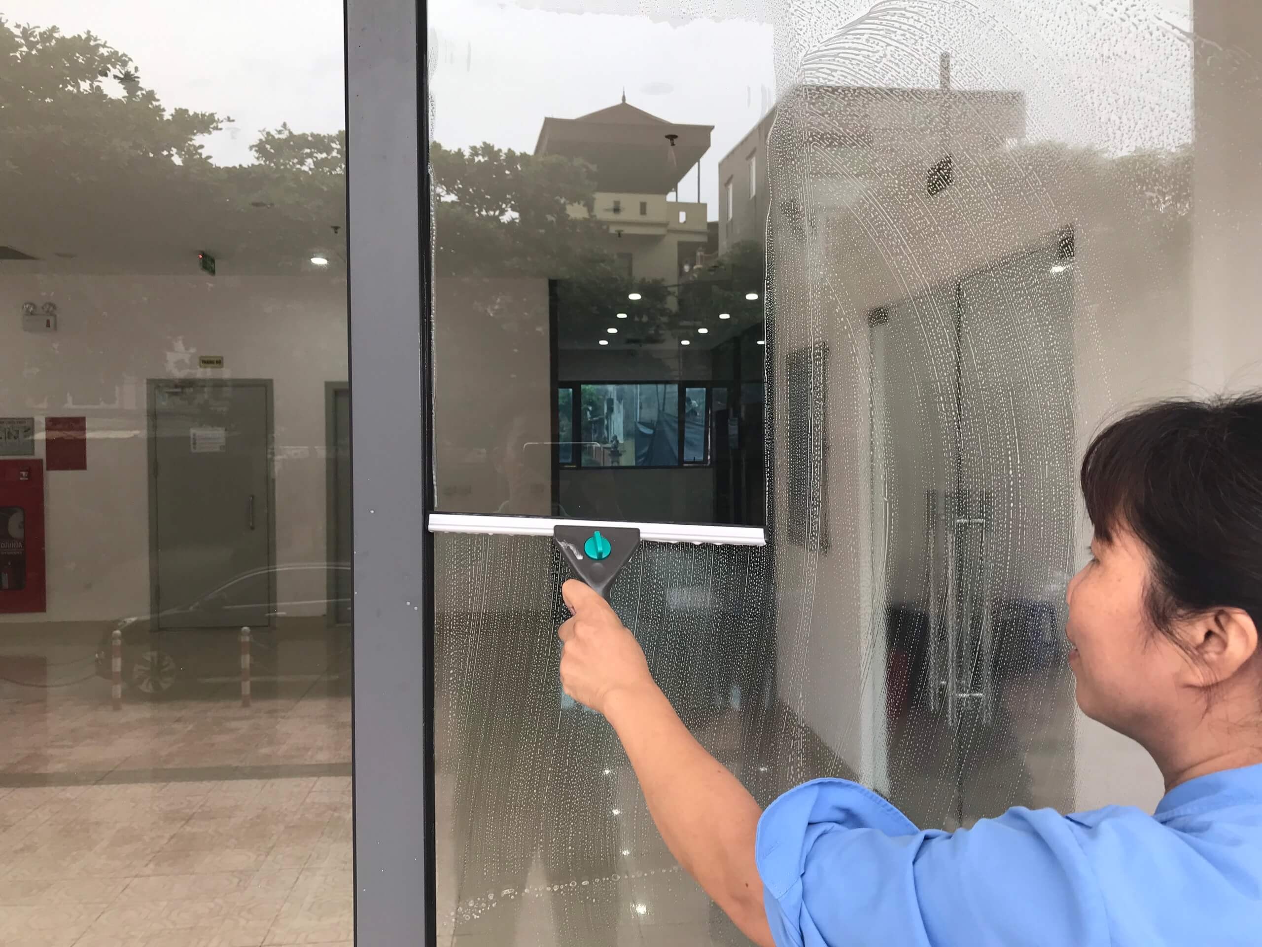 Cây gạt kính là dụng cụ lau cửa kính