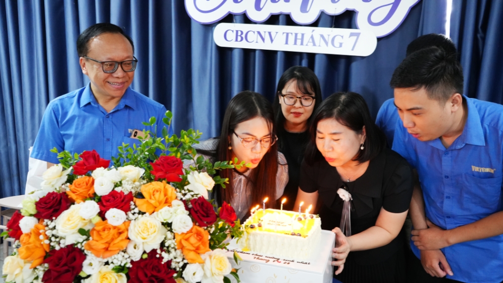 Các thành viên cùng nhau thổi nến chào tuổi mới