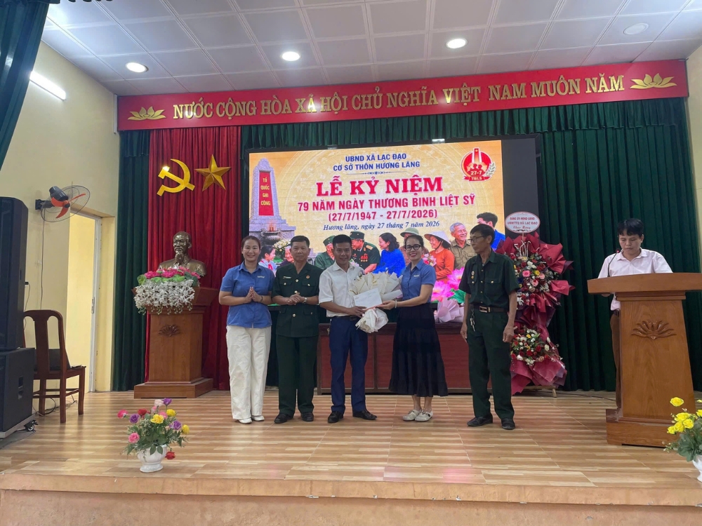 Đại diện Ban lãnh đạo trao quà tri ân tới các thương binh, bệnh binh và gia đình có công với cách mạng tại xã Lạc Đạo, tỉnh Hưng Yên.