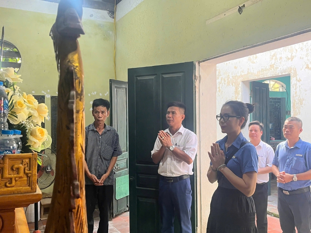 Thành kính dâng hương tưởng niệm các Anh hùng Liệt sĩ.