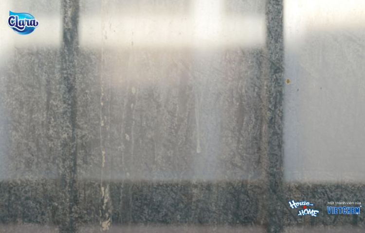 Tình trạng kính bị ố vàng, mờ đục