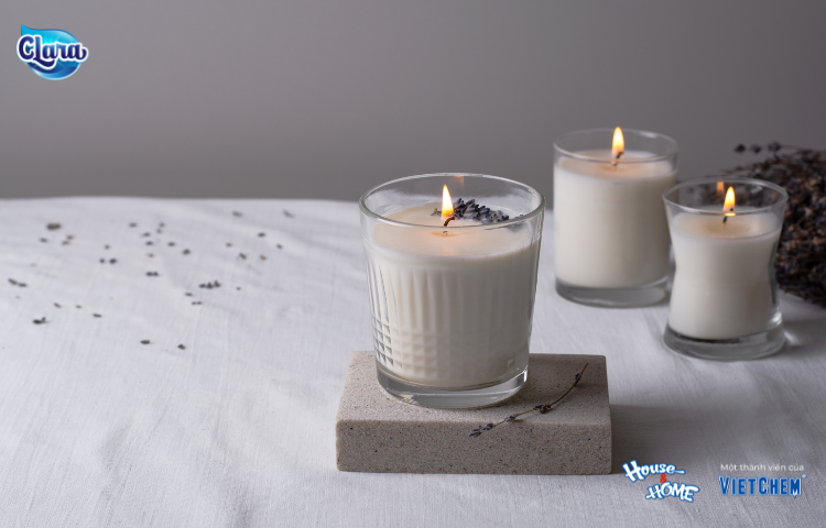 Sử dụng nến thơm là một cách hiệu quả để khử mùi hôi trong nhà vệ sinh.