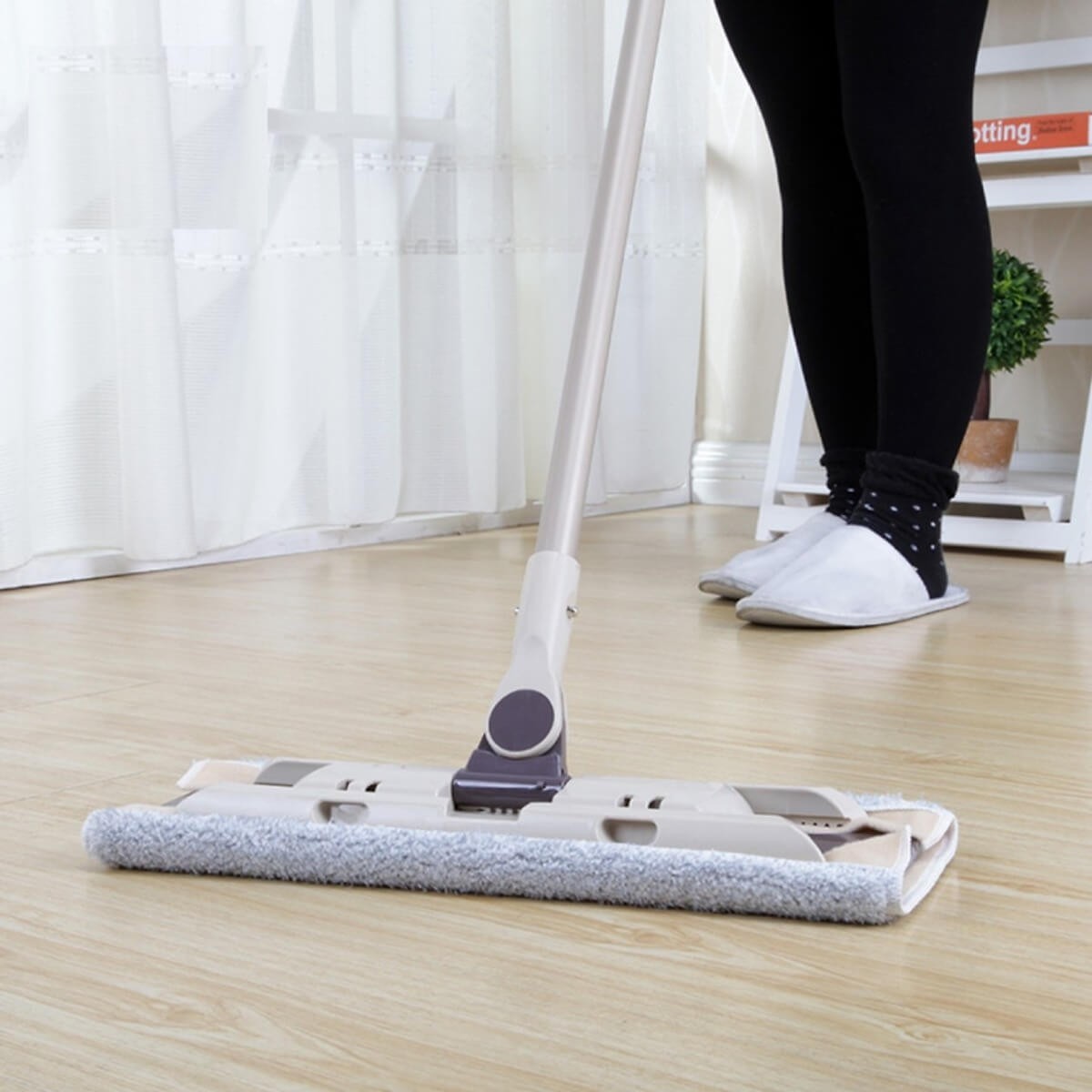 Không giặt sạch khăn, cây lau trước khi lau nhà