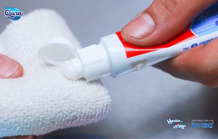 Vệ sinh kính đơn giản bằng kem đánh răng