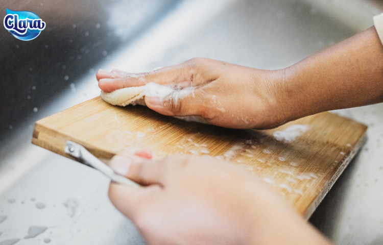 vệ sinh dụng cụ gỗ