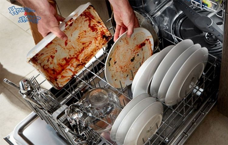 Nên vệ sinh máy rửa bát hàng ngày nếu rửa lượng bát lớn