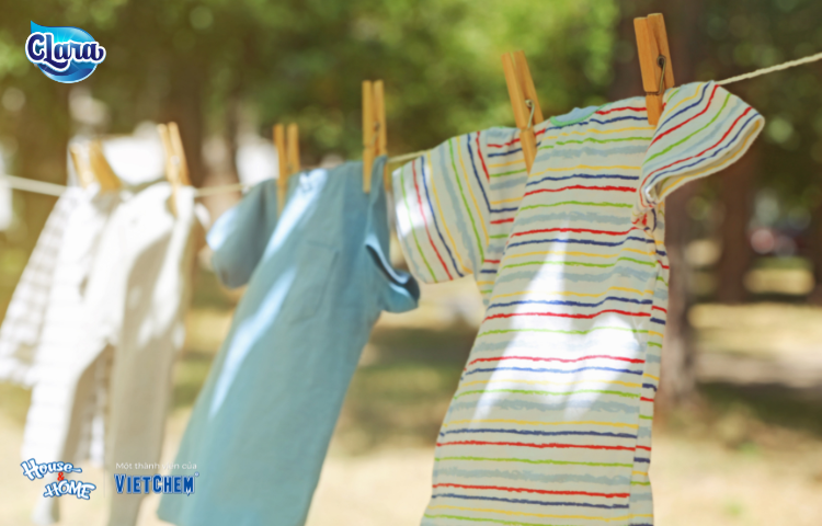 Phơi quần áo ngoài trời dưới ánh nắng