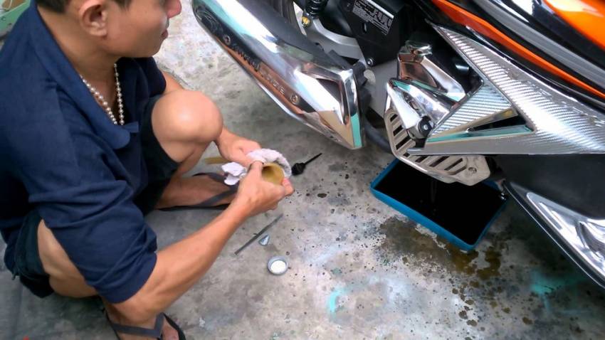 cách kiểm tra nhớt xe máy