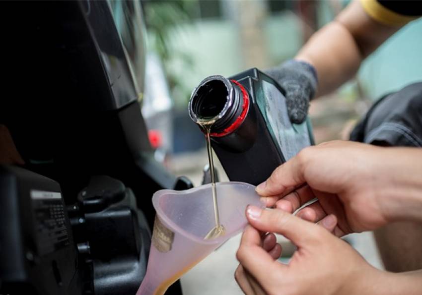 cách kiểm tra nhớt xe máy