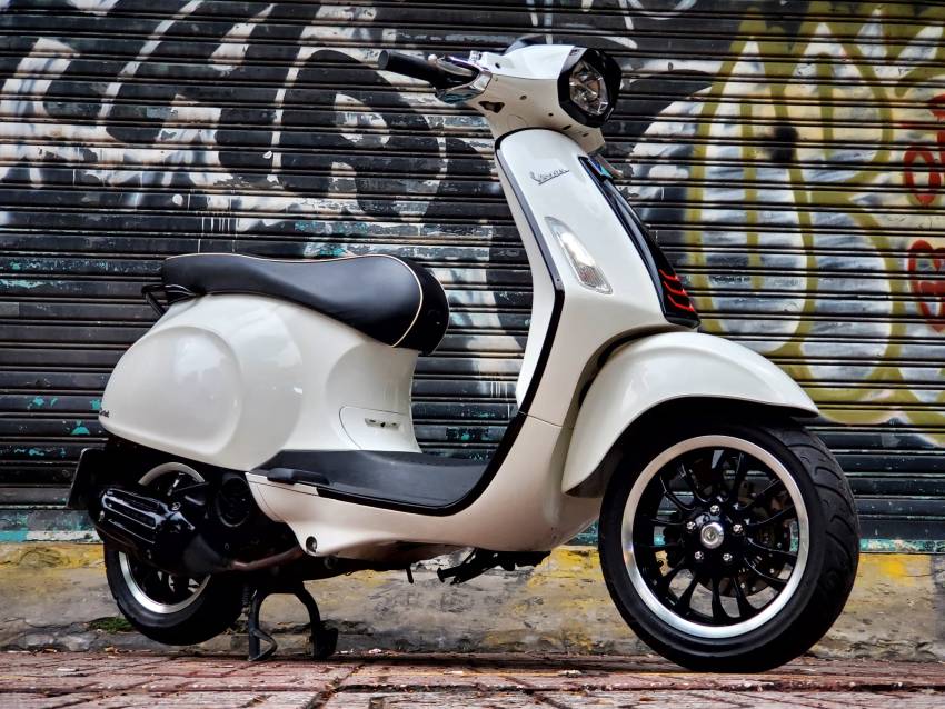 vespa trắng đen