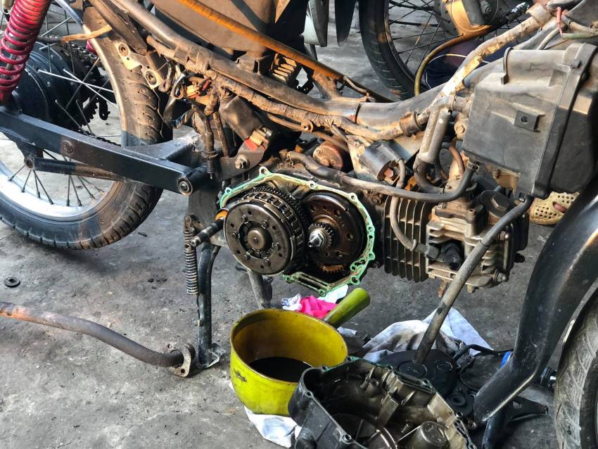 xe hết nhớt có dấu hiệu gì