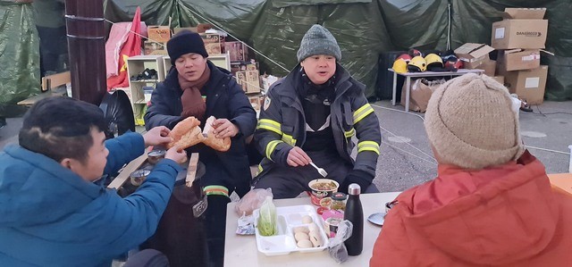 Một bữa ăn của đoàn cứu nạn Bộ Công an