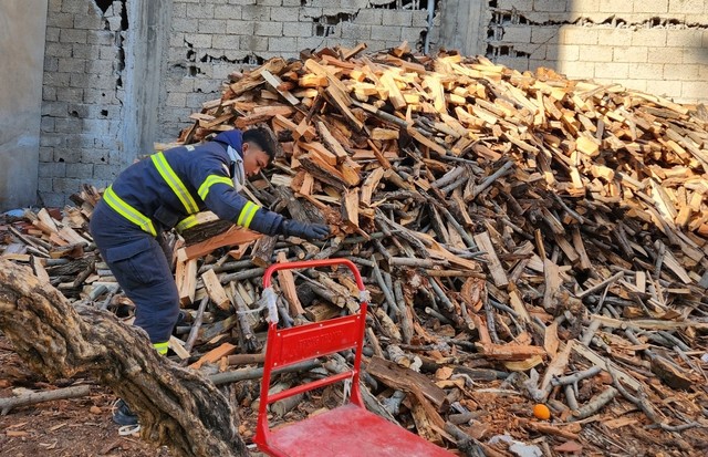 Trời lạnh, các chiến sĩ phải đi nhặt củi về để sưởi ấm