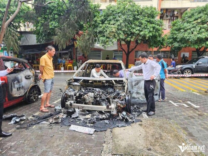 Chiếc xe bị trơ khung sau ít phút tự bốc cháy tại Bắc Ninh.