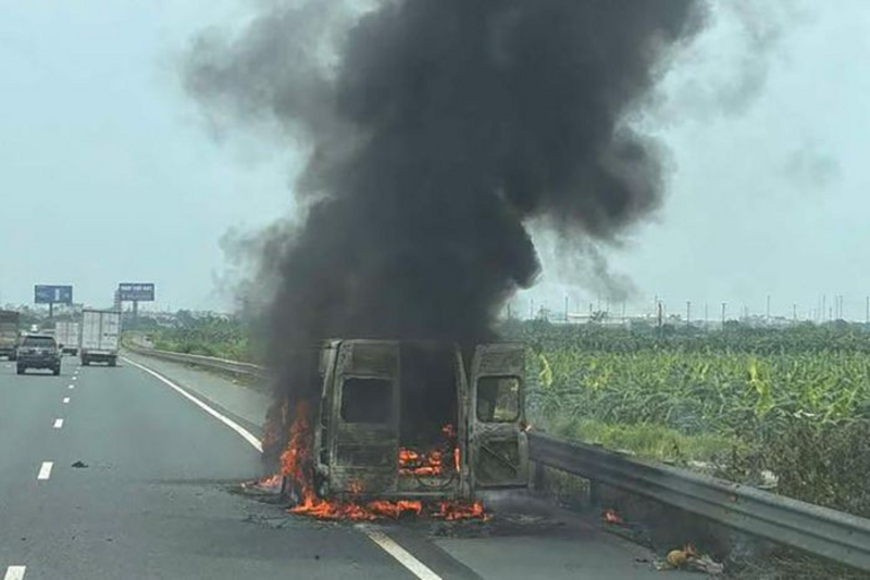 Hiện trường vụ cháy xe khách 16 chỗ trên cao tốc Pháp Vân - Cầu Giẽ.