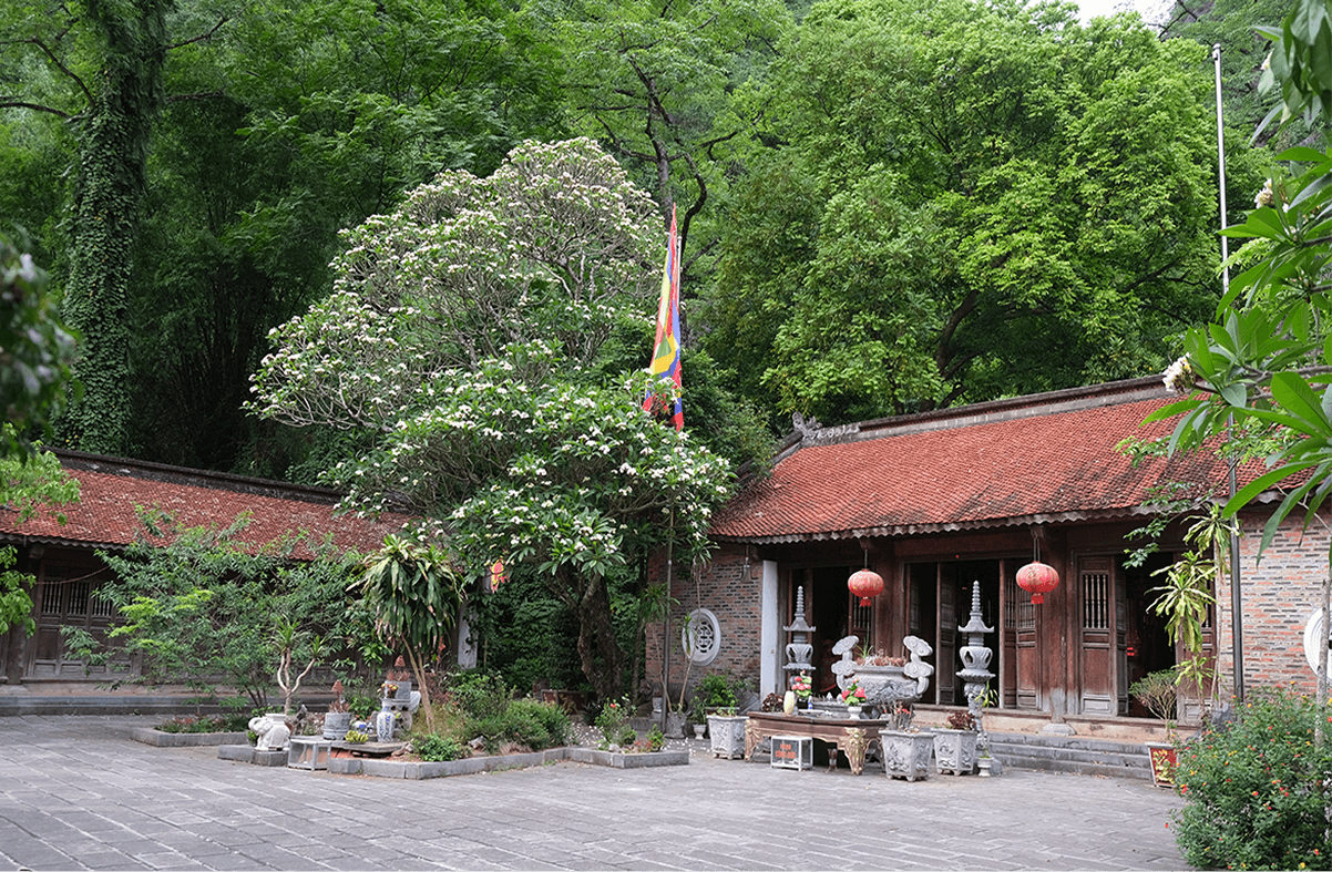 Đền thờ vua Đinh Tiên Hoàng trong động Hoa Lư