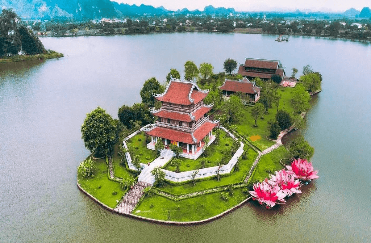 Chùa Vàng (Hồ Cá Voi)