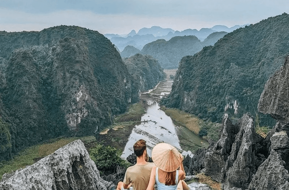 Chụp Ảnh Hoành Tráng Tại Tượng Rồng Đá Hang Múa Ninh Bình