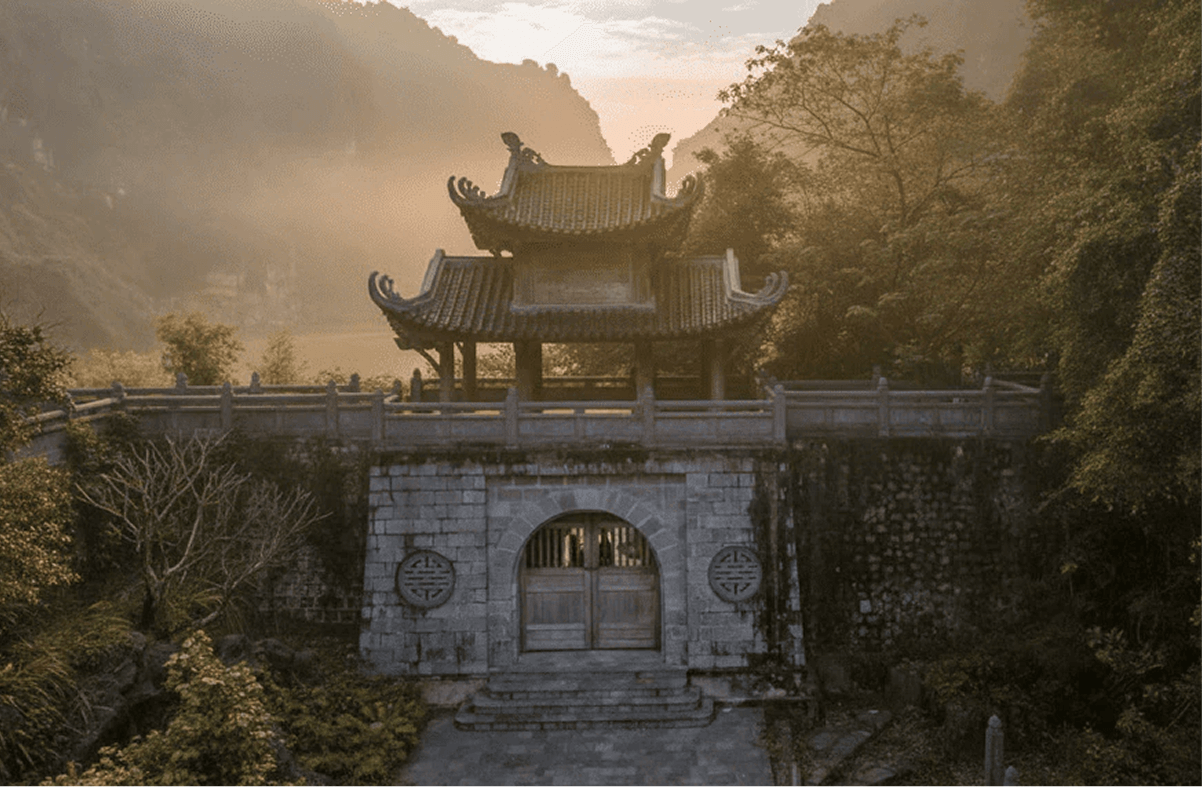 Tham quan đền chùa linh thiêng quanh Đầm Vân Long